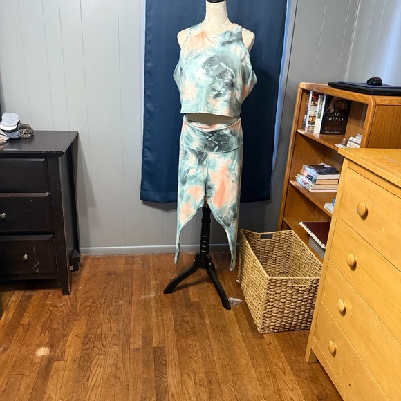 Athleta Elation 7/8 tights. NWOT. - Picture 4 of 4